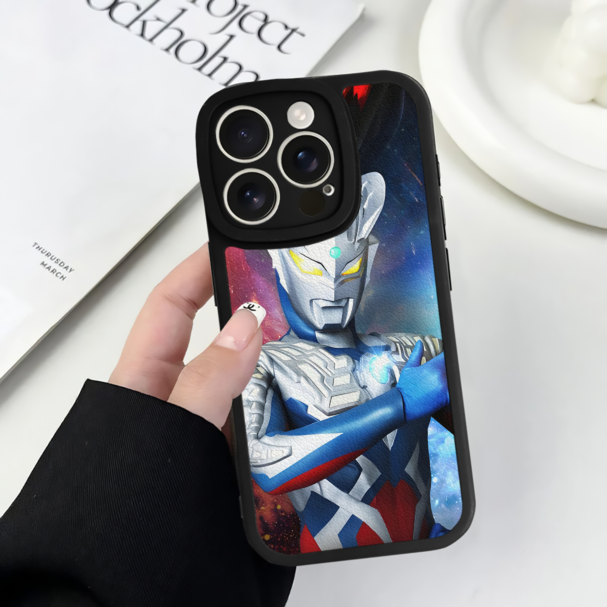 （画像用） ウルトラマン Ultraman 【iPhone 16シリーズ対応】シリコンスマホケース（レザー調） 材質：シリコン